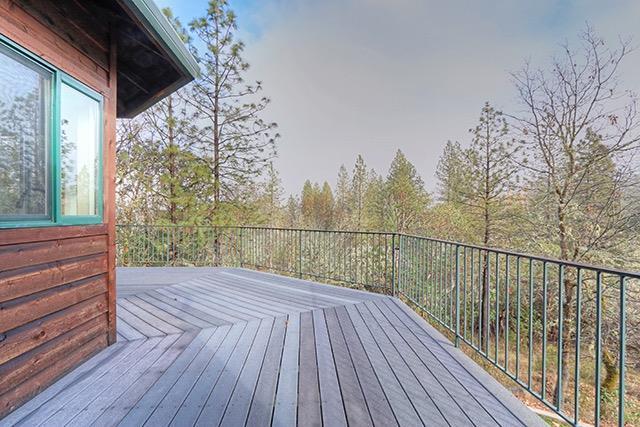 6643 Donaldson Road Grants Pass, OR 97526 - Photo 30 of 35 Deck off kitchen