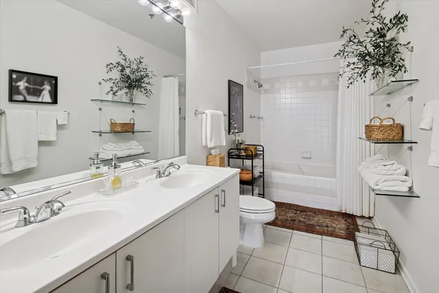 $425,000 | 130 South Canal Street, Unit 323, Chicago, IL 60606