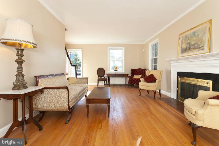 900 Greenleigh Road Baltimore, MD 21212 - Photo 1 of 12 Living Room