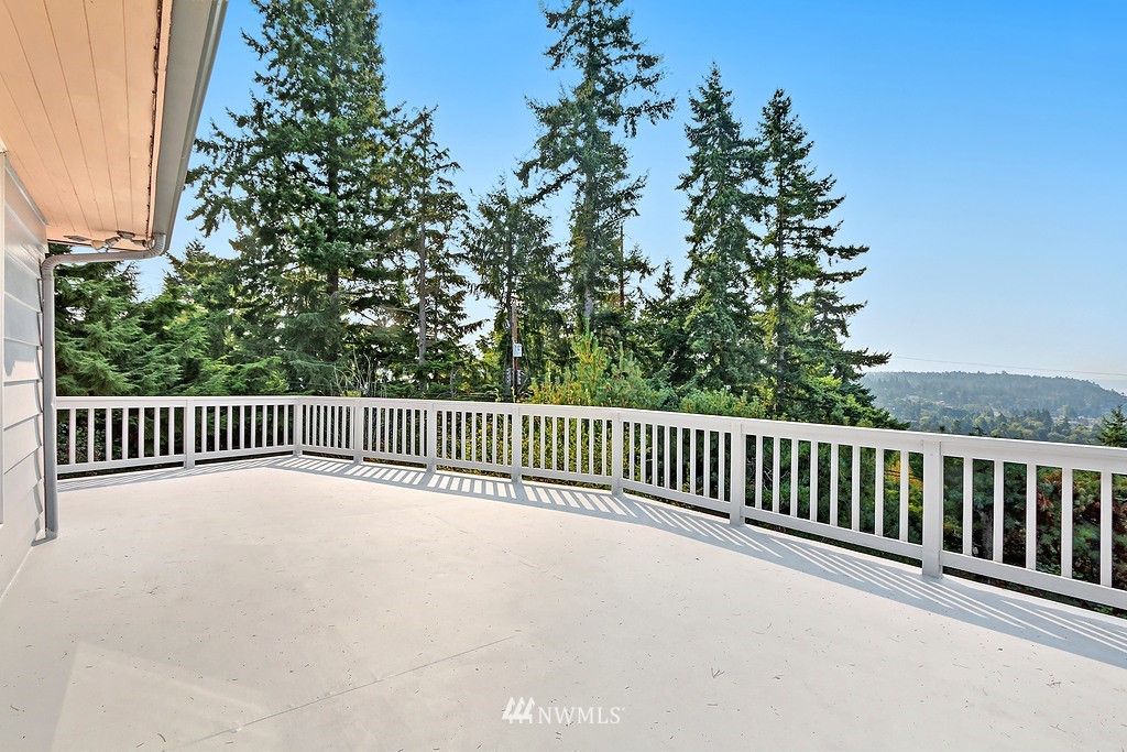 17025 12th Place Southwest Normandy Park, WA 98166 - Photo 6 of 18 Gallery Image 6