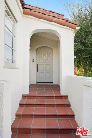 a view of entryway with a front door