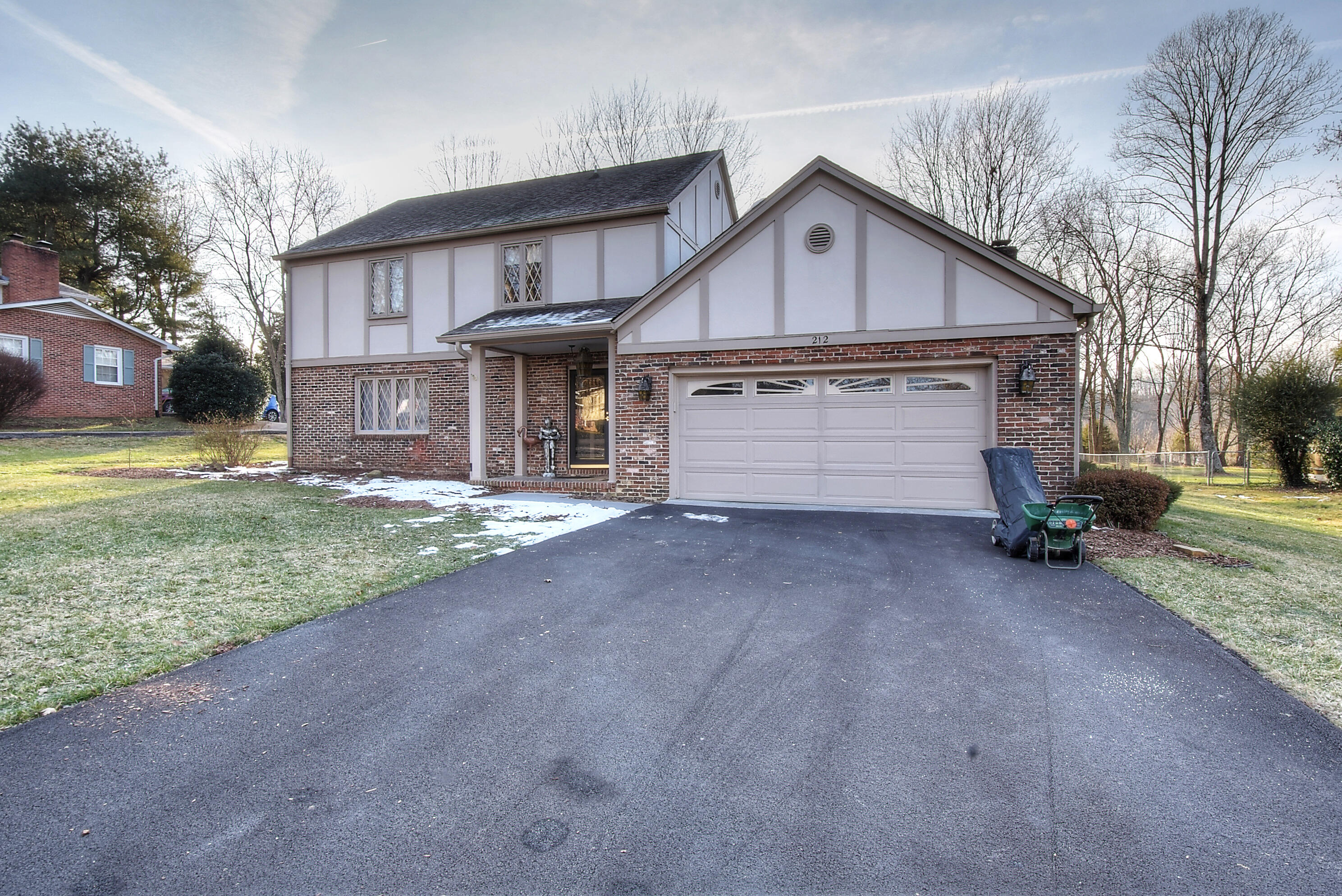 212 Tiffany Road Bristol, TN 37620 - Photo 2 of 40 3