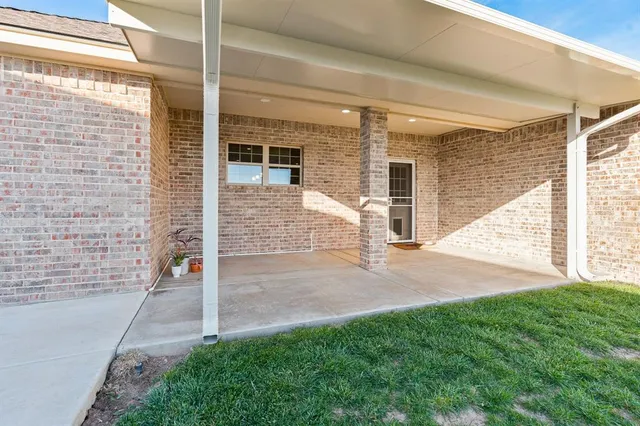 a view of back yard of the house
