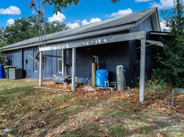 a view of a house with backyard and porch