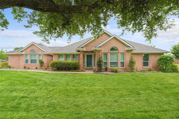 $399,000 | 830 South Clinton Lane, Midlothian, TX 76065