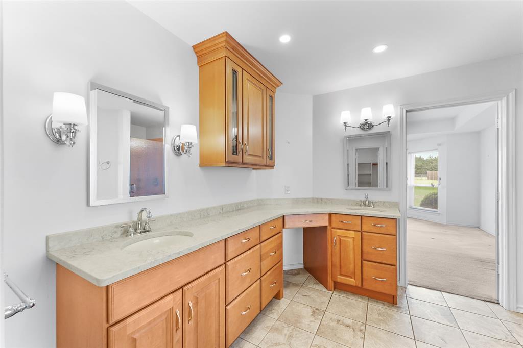 830 South Clinton Lane Midlothian, TX 76065 - Photo 18 of 33