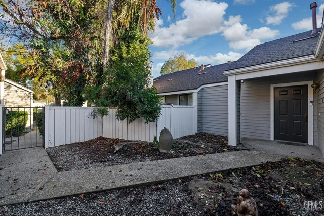 a view of a backyard