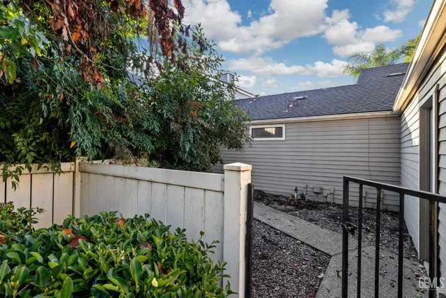 a view of a backyard