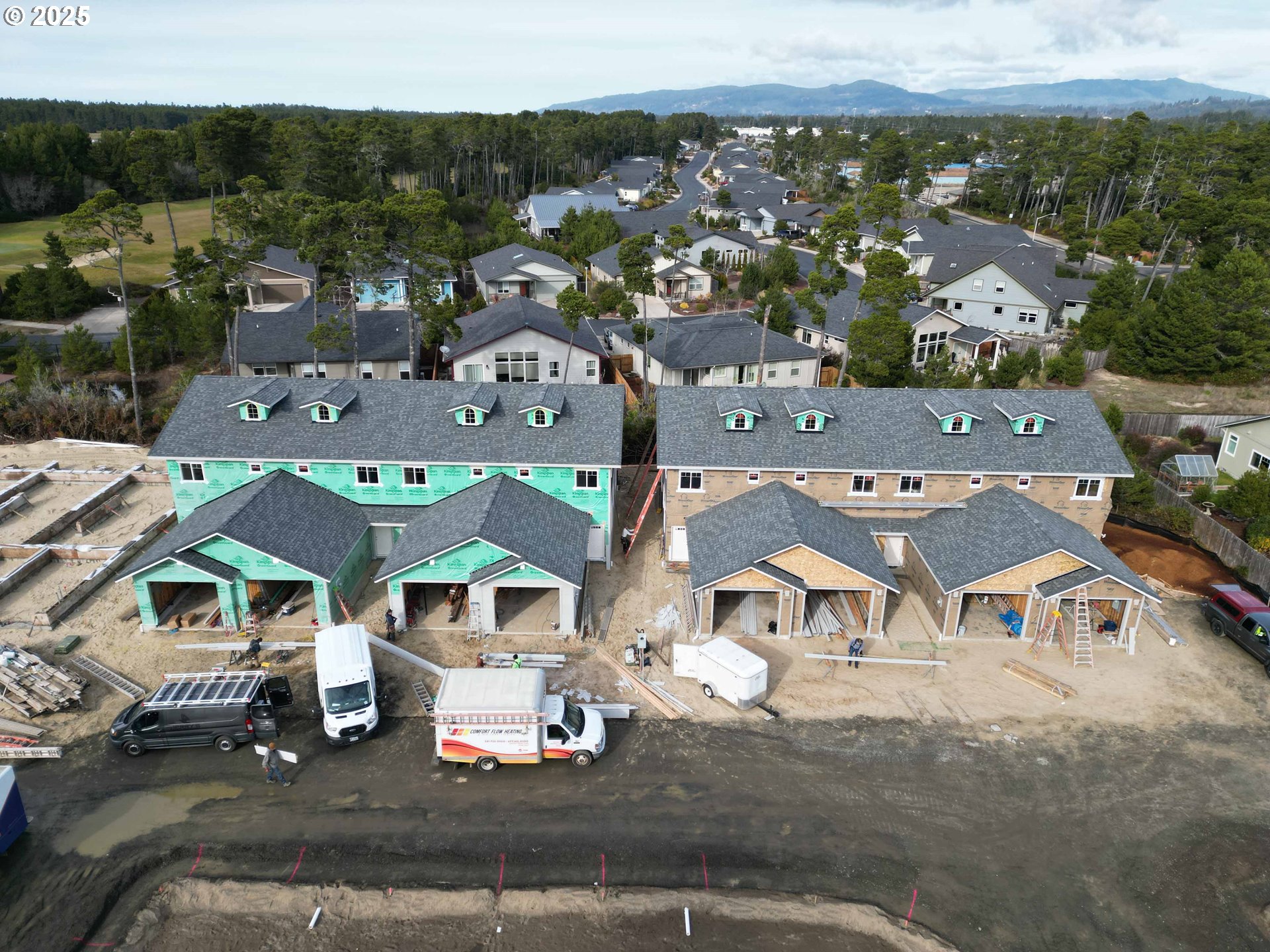 1575 37th Street Florence, OR 97439 - Photo 15 of 48 an aerial view of a town with big houses