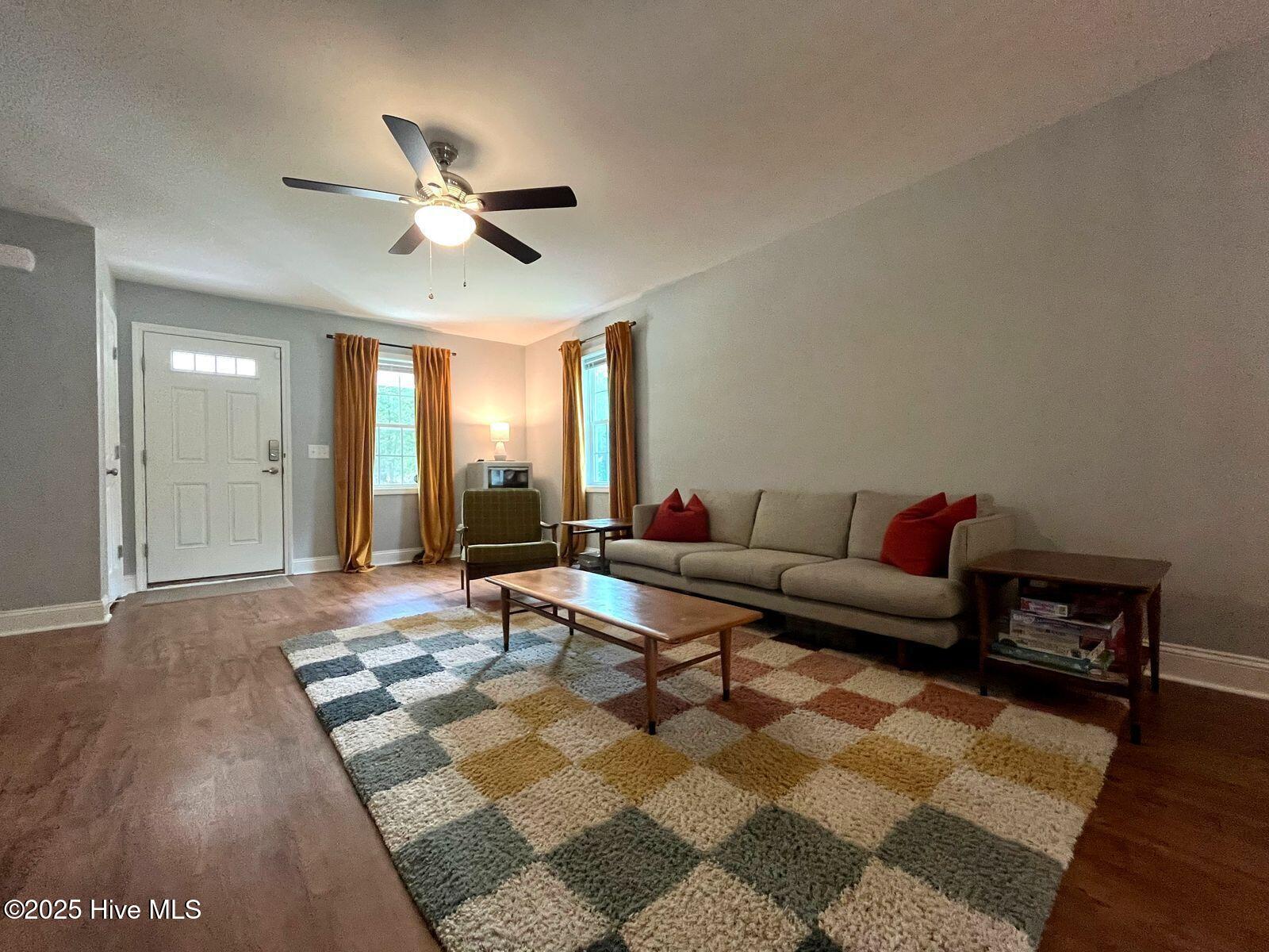 162 Midway Road Aberdeen, NC 28315 - Photo 5 of 38 162 living 2