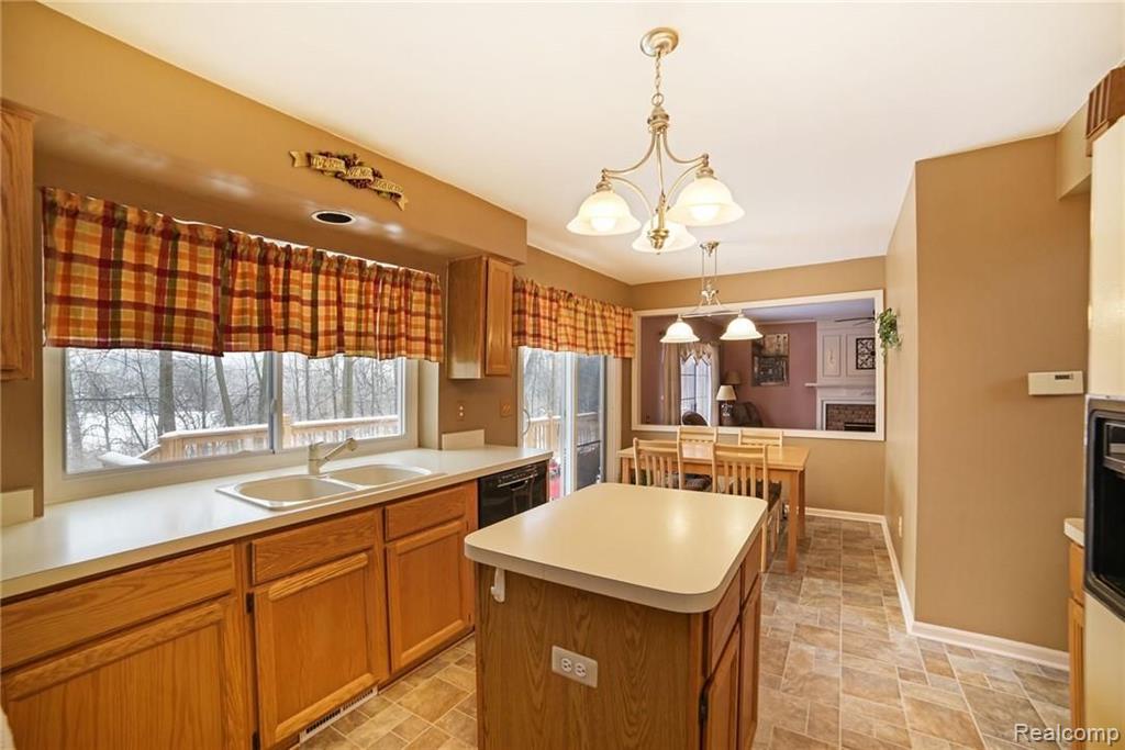 1227 Arms Court Rochester Hills, MI 48307 - Photo 10 of 37