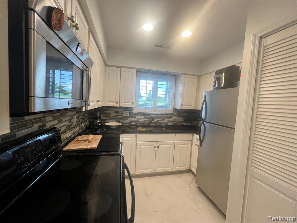 1940 Klingensmith Road, Unit 47B Bloomfield Hills, MI 48302 - Photo 15 of 36