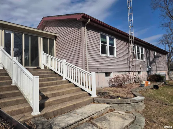 $275,000 | 41 Greenridge Drive, Carlinville, IL 62626