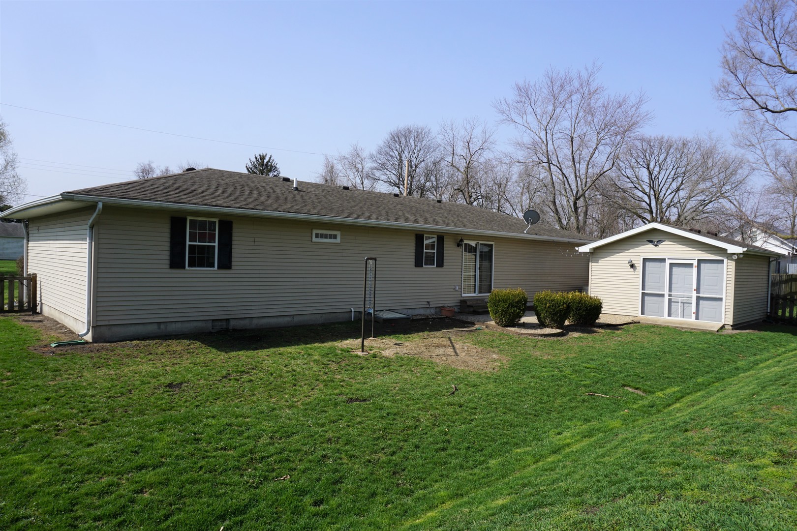 220 High Street Weldon, IL 61882 - Photo 4 of 33 a backyard of a house with table and chairs
