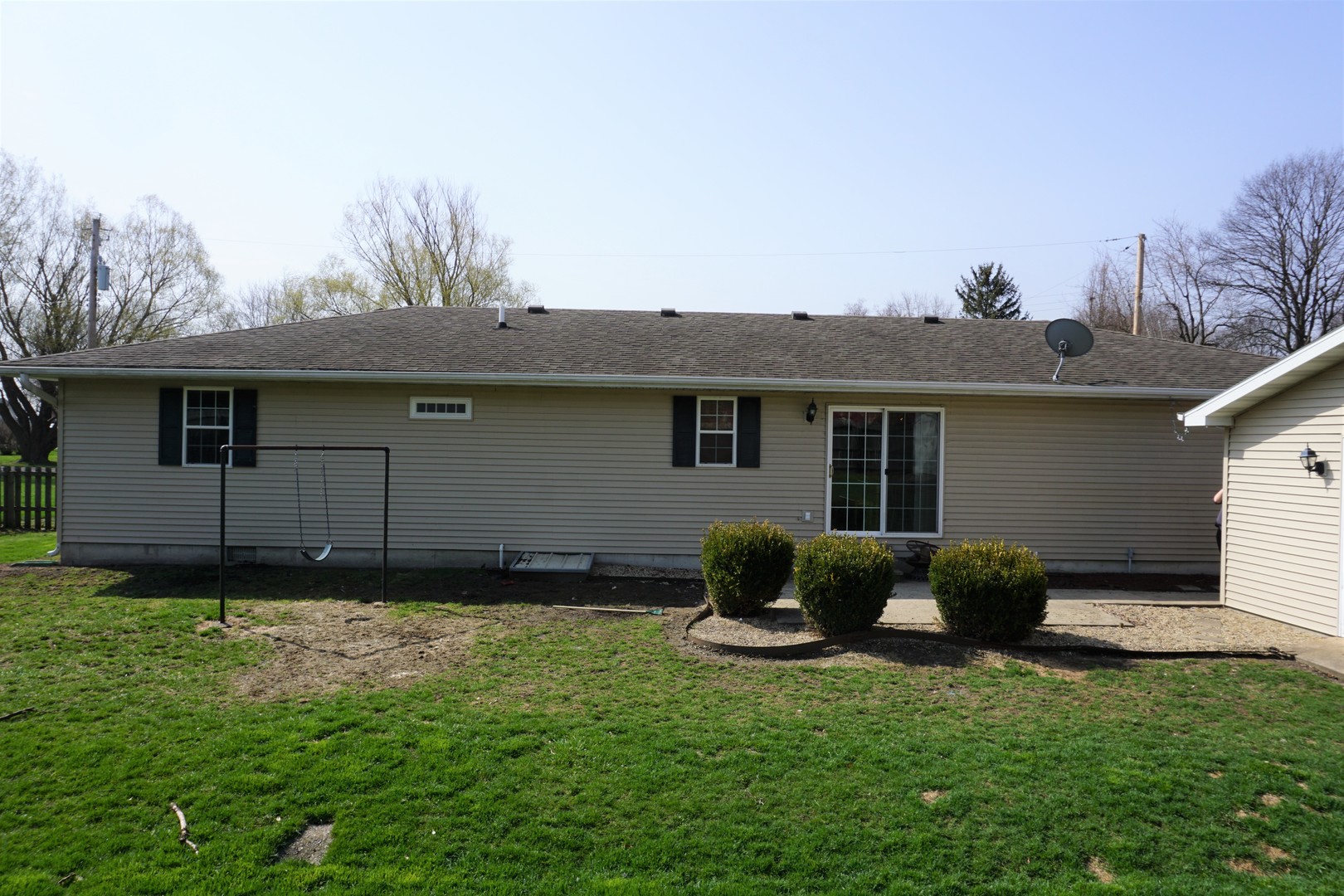 220 High Street Weldon, IL 61882 - Photo 5 of 33 a backyard of a house with table and chairs
