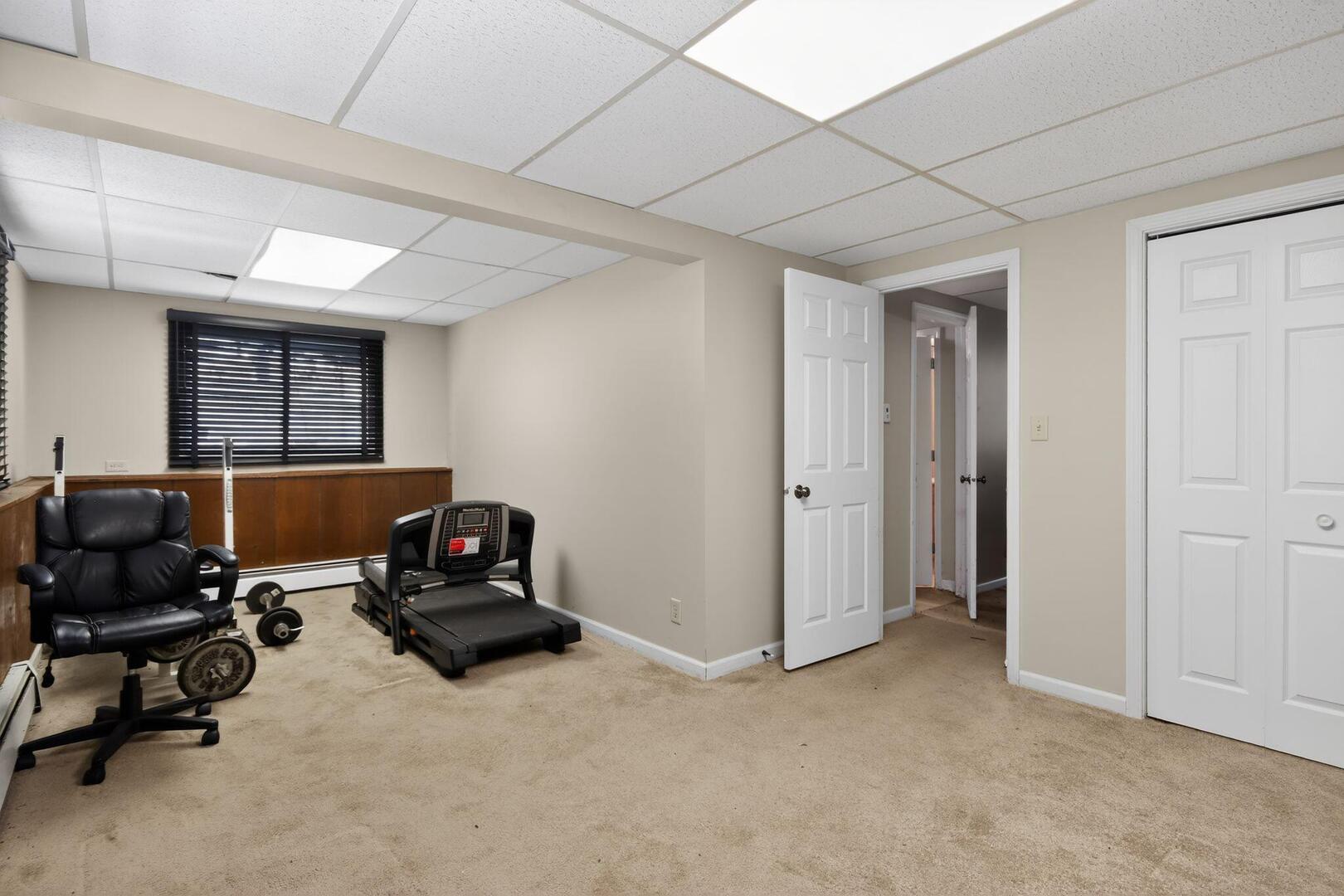 3552 North Water Street Decatur, IL 62526 - Photo 28 of 30 a room with furniture