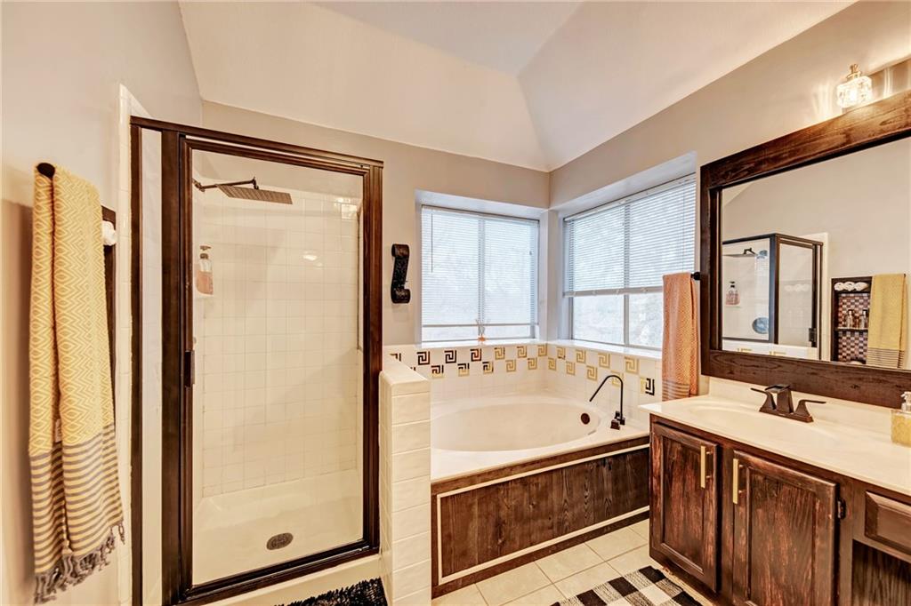 1813 White Oak Loop Round Rock, TX 78681 - Photo 20 of 30 a bathroom with a tub a sink and a mirror