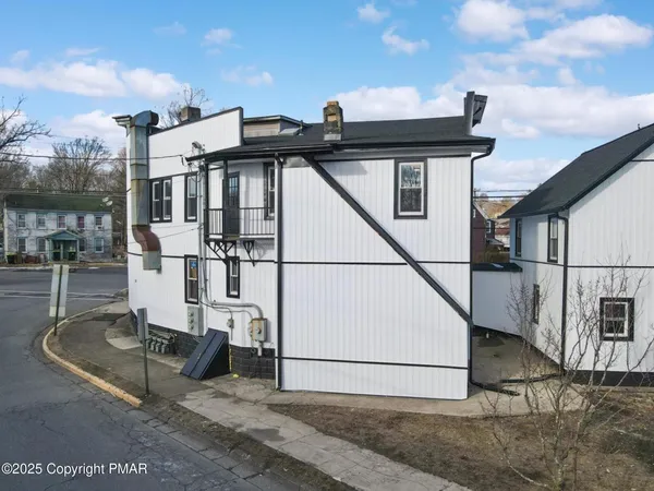 $1,400 | 147 North 9th Street, Unit 204, Stroudsburg, PA 18360