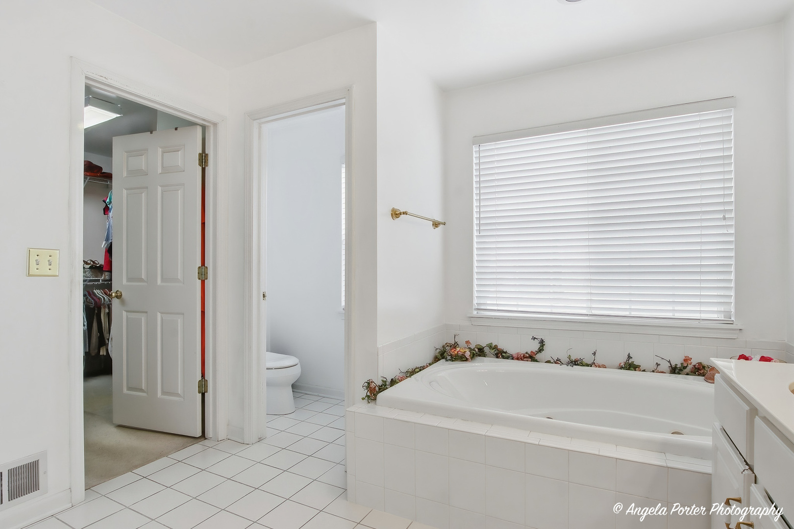 7390 Bittersweet Drive Gurnee, IL 60031 - Photo 18 of 26 a bathroom with a bathtub and a toilet