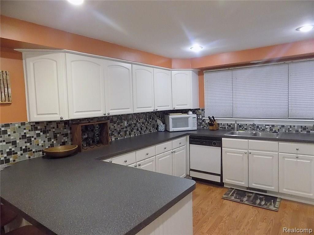 32352 Hearthstone Road Farmington Hills, MI 48334 - Photo 15 of 31