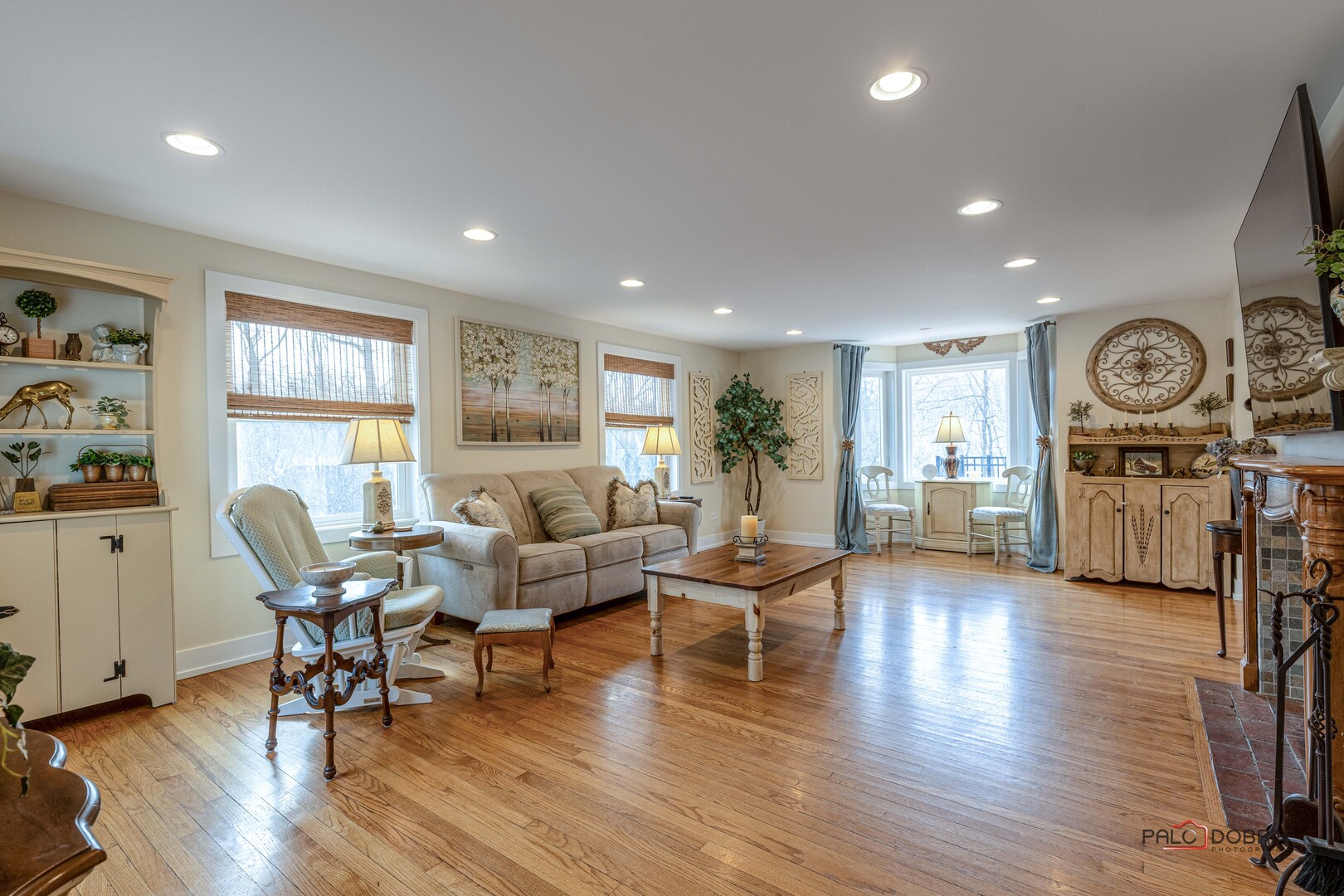 3386 Old McHenry Road Long Grove, IL 60047 - Photo 5 of 48 a living room with furniture and wooden floor