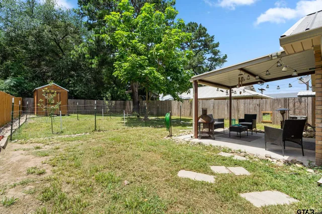 a view of a backyard