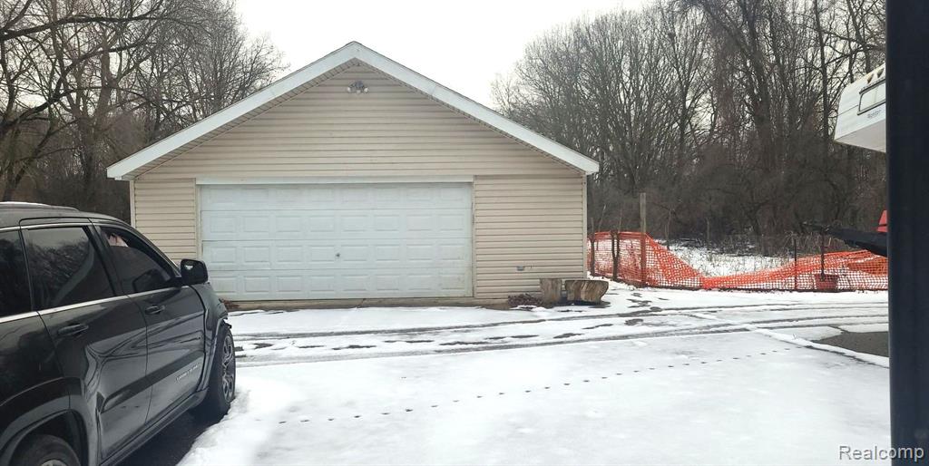 2435 Mann Road Waterford, MI 48329 - Photo 2 of 4