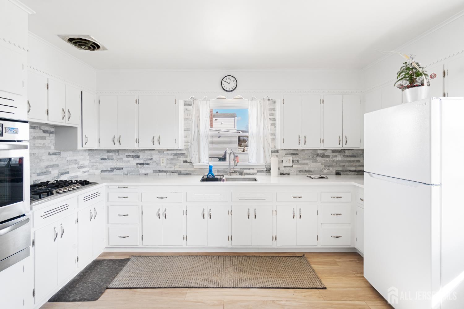 654 Colgate Avenue Perth Amboy, NJ 08861 - Photo 3 of 18