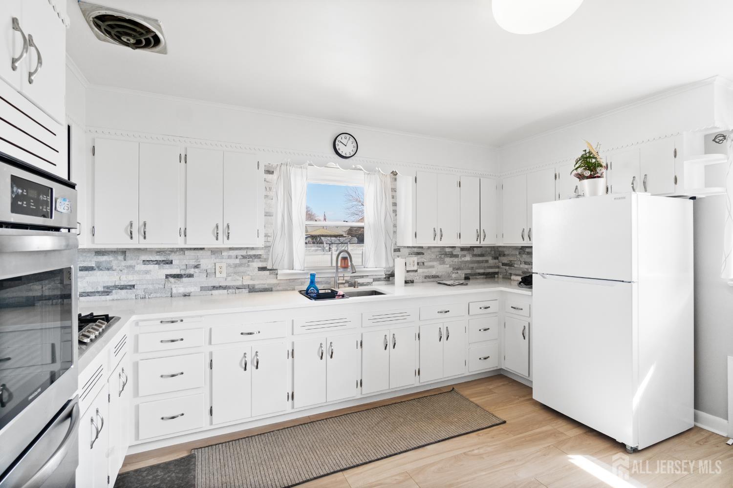 654 Colgate Avenue Perth Amboy, NJ 08861 - Photo 4 of 18