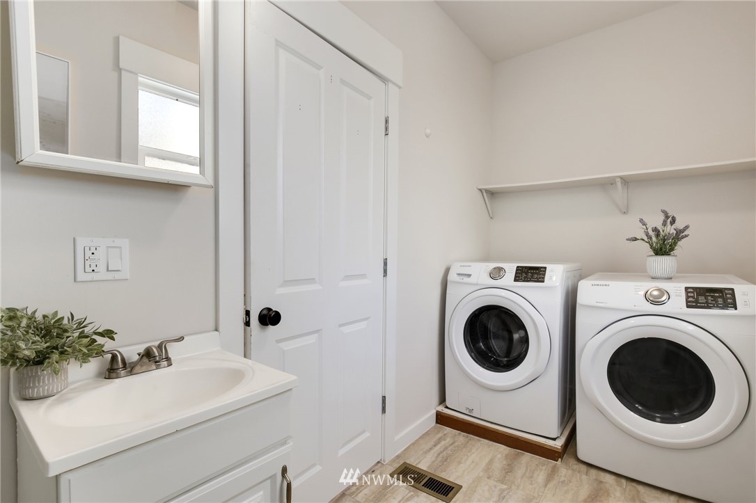 162 18th Avenue Seattle, WA 98122 - Photo 12 of 38 a utility room with sink dryer and washer