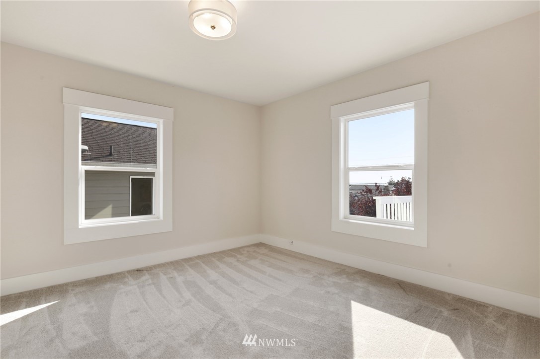 162 18th Avenue Seattle, WA 98122 - Photo 20 of 38 an empty room with a window