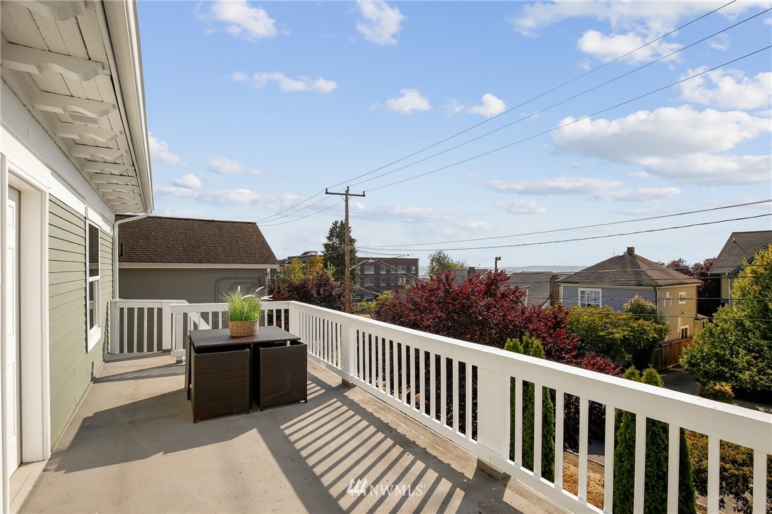 162 18th Avenue Seattle, WA 98122 - Photo 29 of 38 a view of balcony with furniture