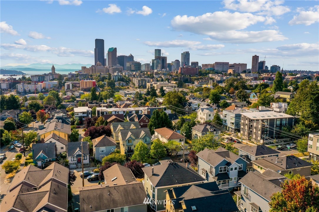 162 18th Avenue Seattle, WA 98122 - Photo 33 of 38 a view of a city