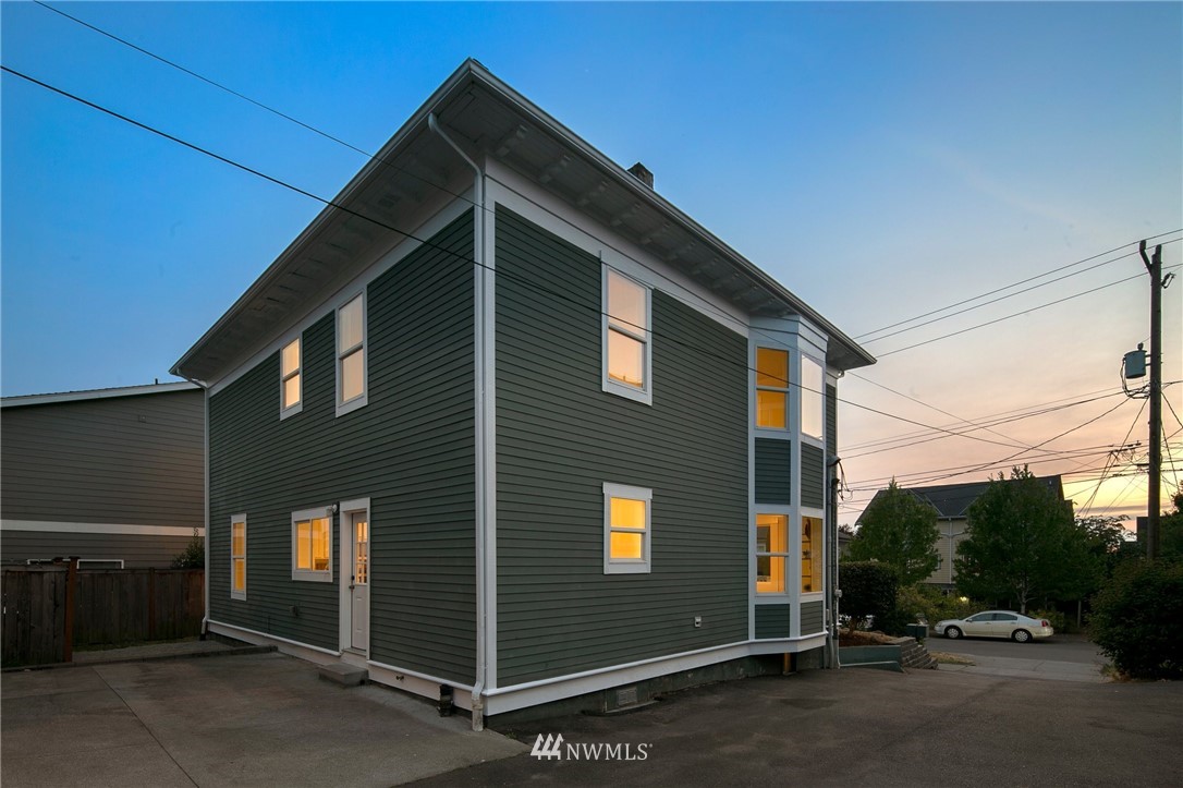 162 18th Avenue Seattle, WA 98122 - Photo 35 of 38 a front view of a house with a yard