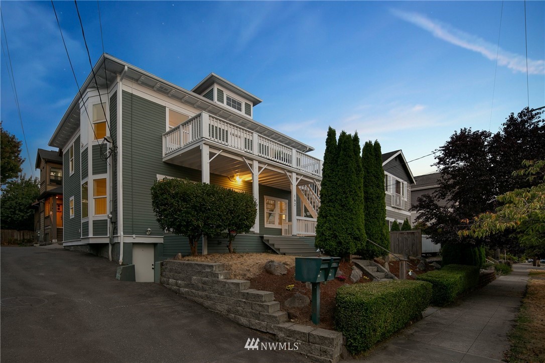 162 18th Avenue Seattle, WA 98122 - Photo 36 of 38 a front view of a house with garden