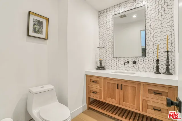 $3,895,000 | 18321 Lake Encino Drive, Encino, CA 91316