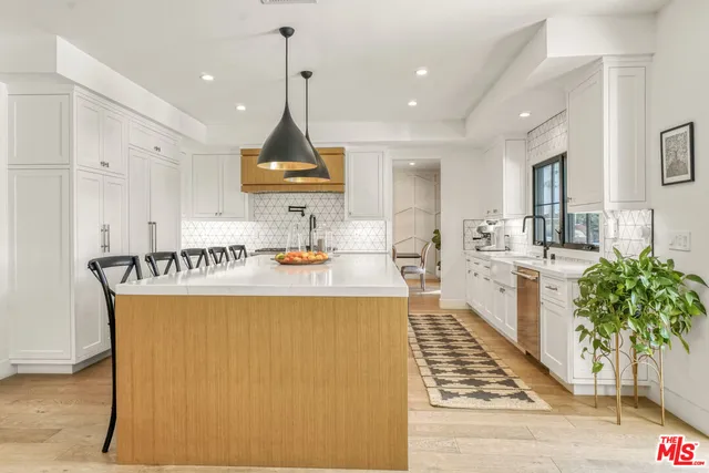 $3,895,000 | 18321 Lake Encino Drive, Encino, CA 91316