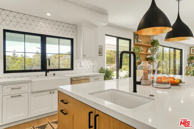 $3,895,000 | 18321 Lake Encino Drive, Encino, CA 91316