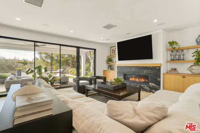 $3,895,000 | 18321 Lake Encino Drive, Encino, CA 91316