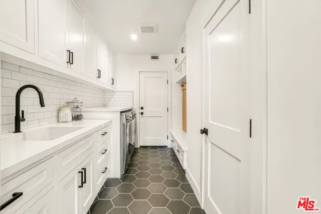 $3,895,000 | 18321 Lake Encino Drive, Encino, CA 91316