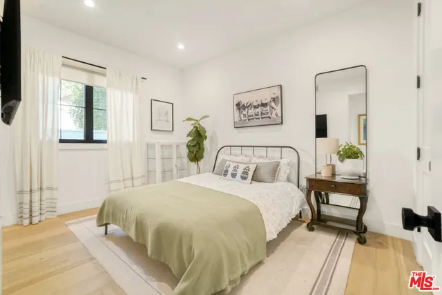 $3,895,000 | 18321 Lake Encino Drive, Encino, CA 91316