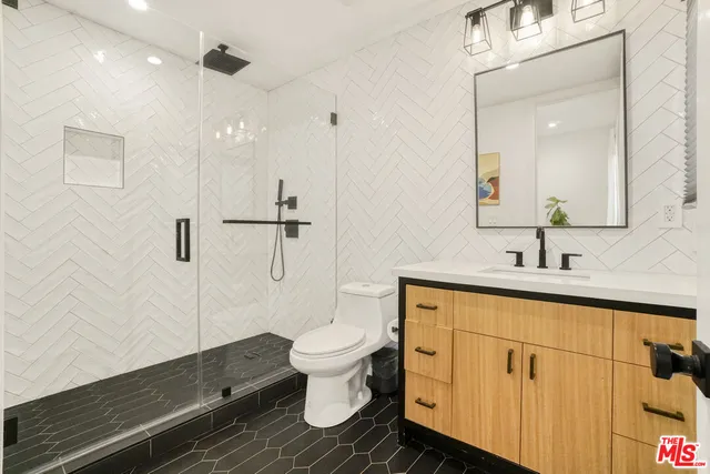 $3,895,000 | 18321 Lake Encino Drive, Encino, CA 91316