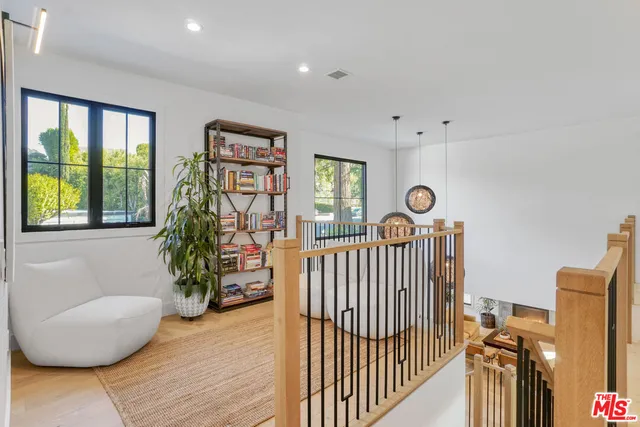 $3,895,000 | 18321 Lake Encino Drive, Encino, CA 91316