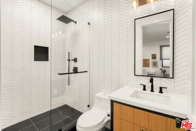 $3,895,000 | 18321 Lake Encino Drive, Encino, CA 91316