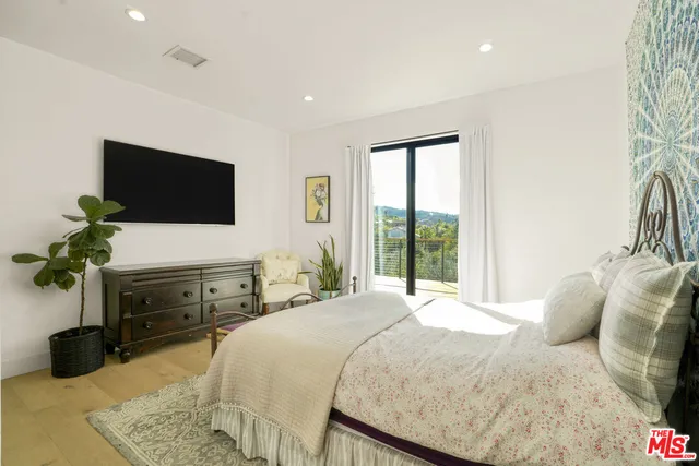 $3,895,000 | 18321 Lake Encino Drive, Encino, CA 91316