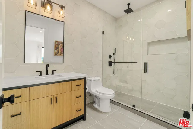 $3,895,000 | 18321 Lake Encino Drive, Encino, CA 91316