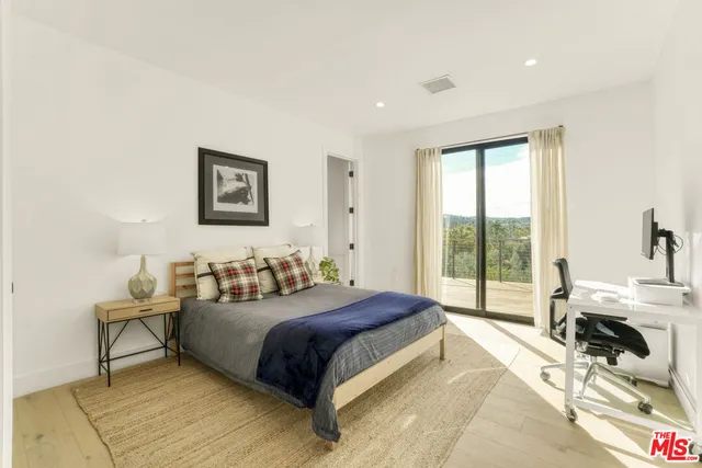 $3,895,000 | 18321 Lake Encino Drive, Encino, CA 91316