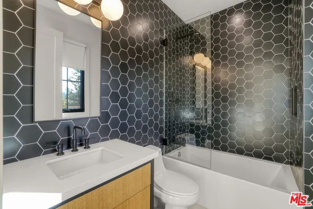 $3,895,000 | 18321 Lake Encino Drive, Encino, CA 91316