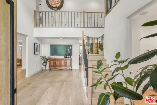 $3,895,000 | 18321 Lake Encino Drive, Encino, CA 91316