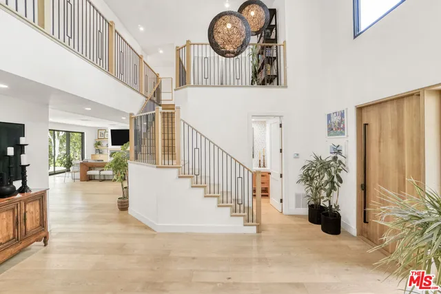 $3,895,000 | 18321 Lake Encino Drive, Encino, CA 91316